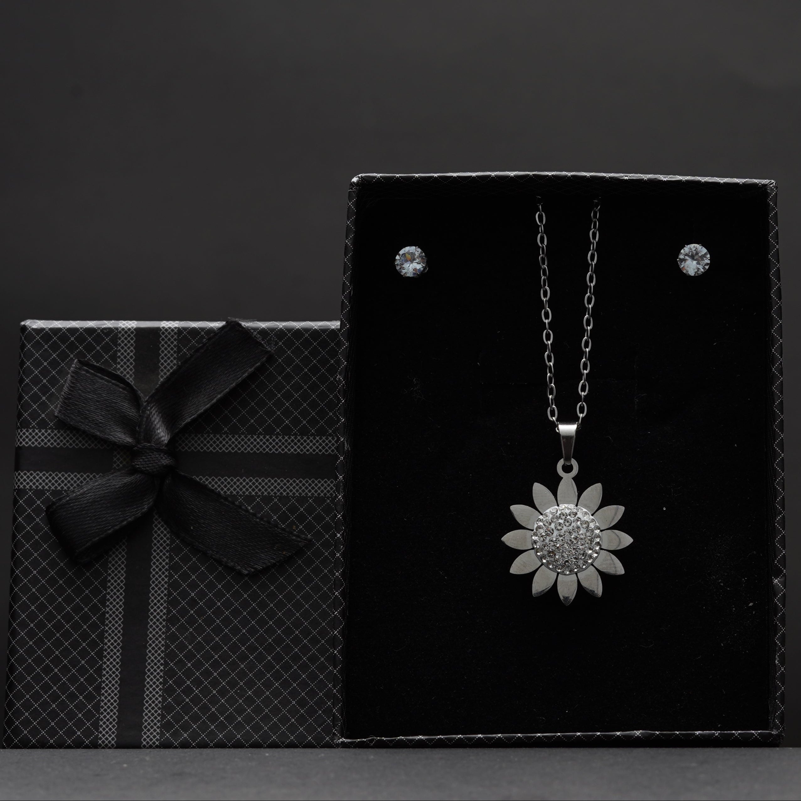 Daily Wear Silver Flower Locket Set